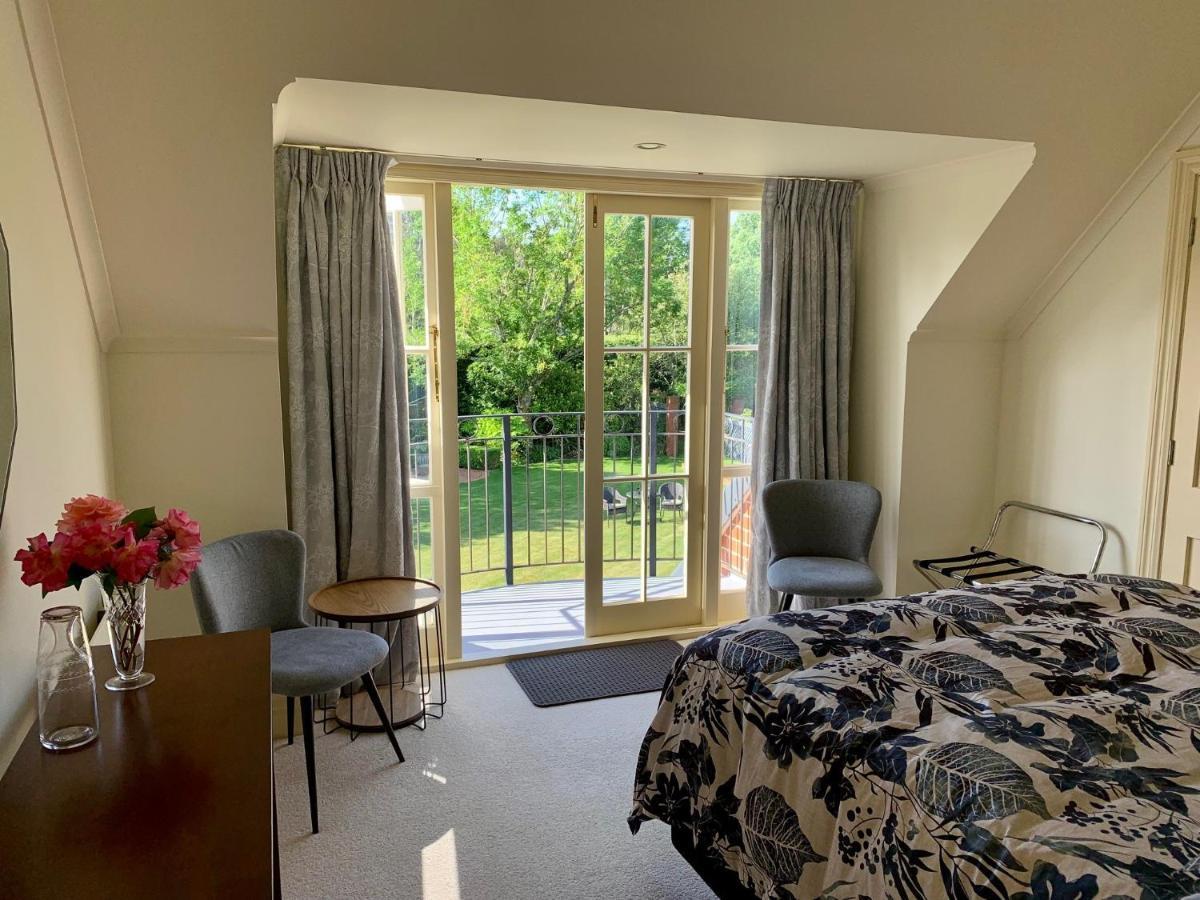Pin Oaks Luxury Bed & Breakfast Palmerston North Eksteriør bilde