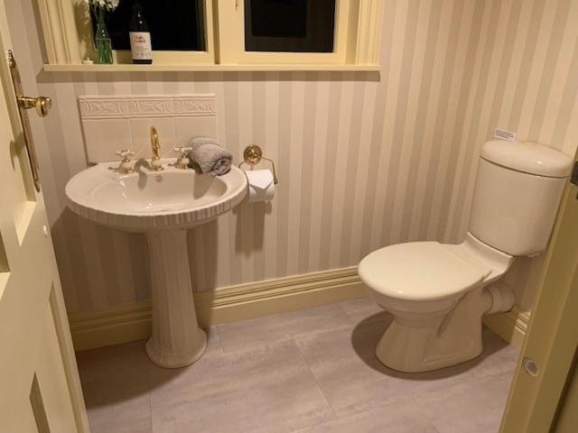 Pin Oaks Luxury Bed & Breakfast Palmerston North Eksteriør bilde